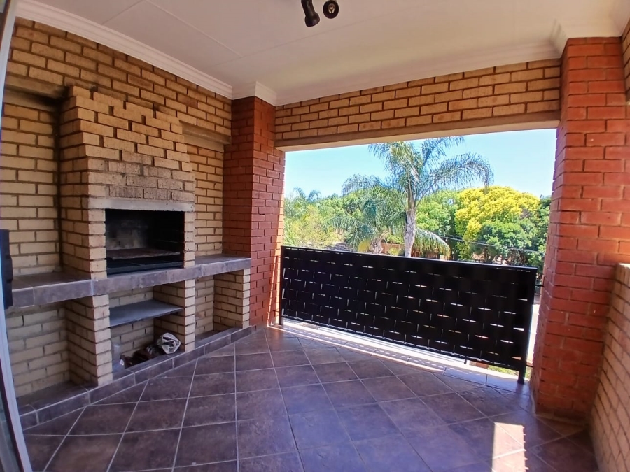 3 Bedroom Property for Sale in Die Hoewes Gauteng