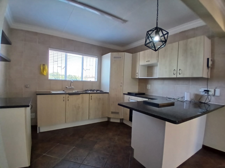 3 Bedroom Property for Sale in Die Hoewes Gauteng