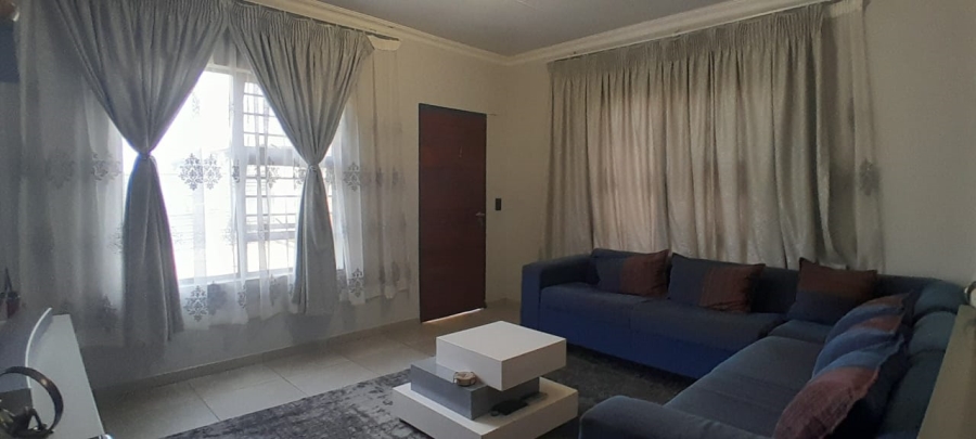 To Let 2 Bedroom Property for Rent in Fleurhof Gauteng
