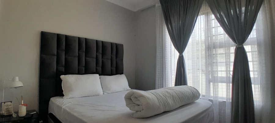 To Let 2 Bedroom Property for Rent in Fleurhof Gauteng