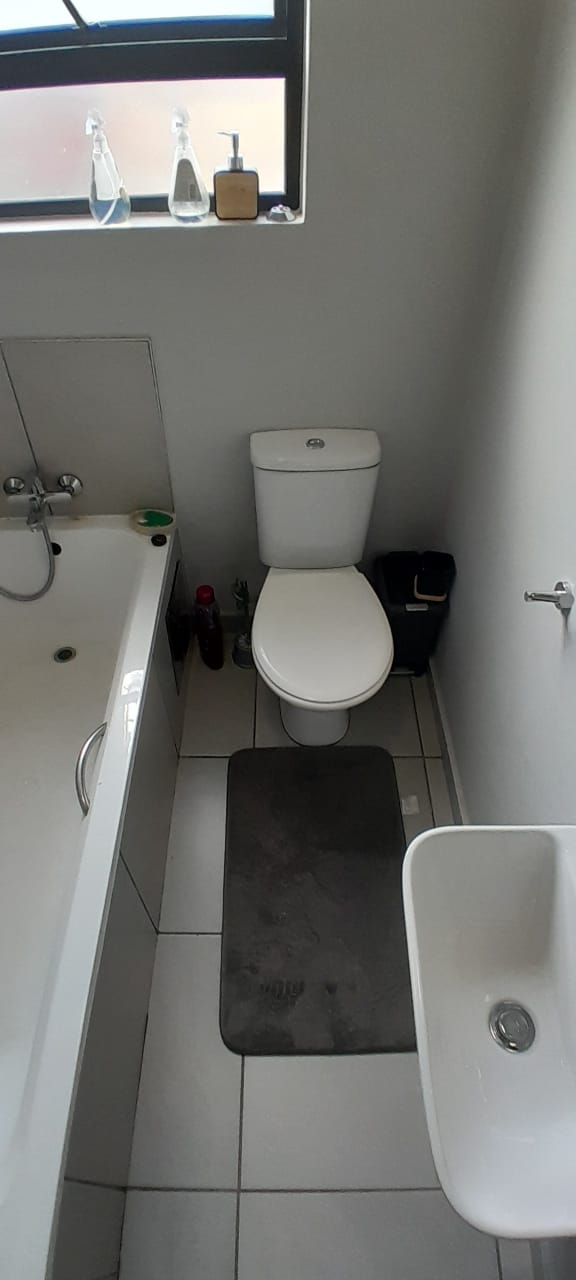 To Let 2 Bedroom Property for Rent in Fleurhof Gauteng