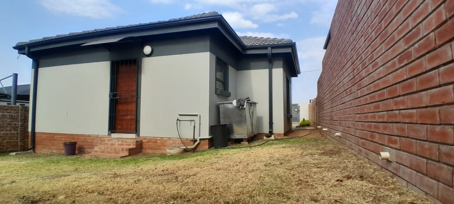 To Let 2 Bedroom Property for Rent in Fleurhof Gauteng