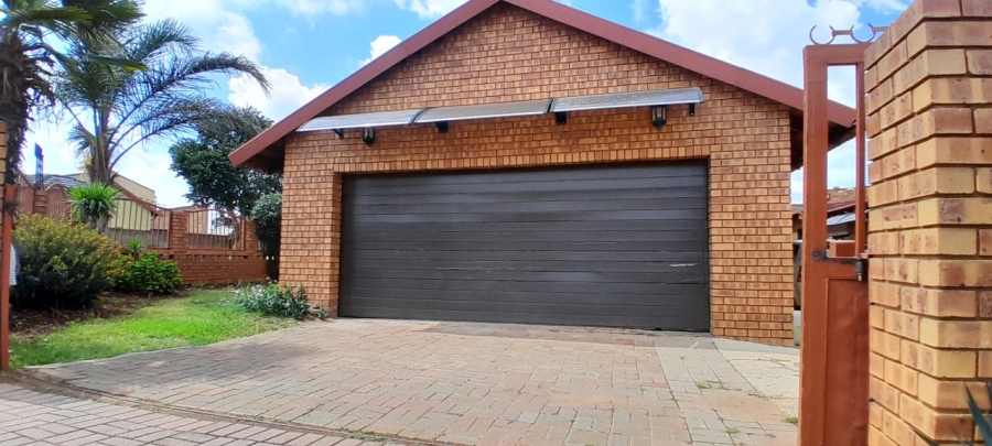 3 Bedroom Property for Sale in Lenasia Ext 7 Gauteng