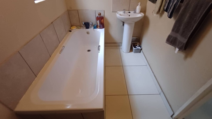 2 Bedroom Property for Sale in Clayville Industria Gauteng