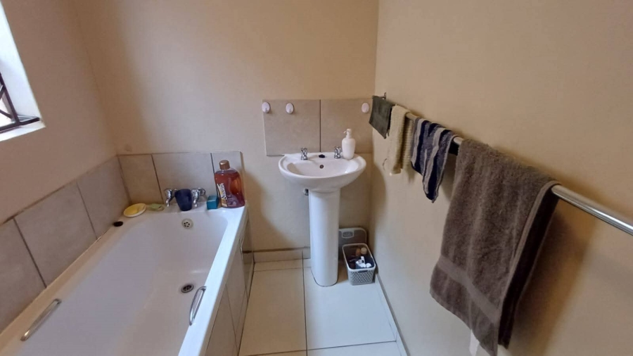 2 Bedroom Property for Sale in Clayville Industria Gauteng