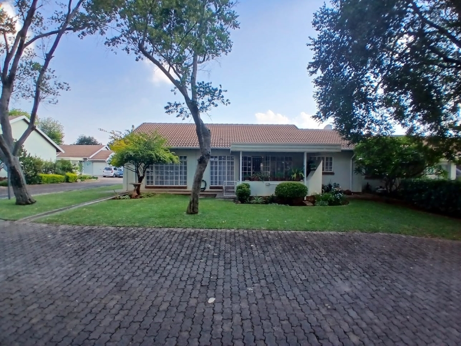 3 Bedroom Property for Sale in Die Hoewes Gauteng