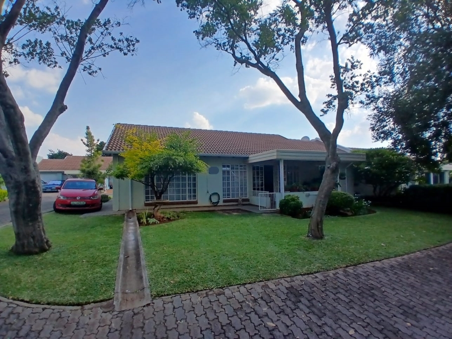 3 Bedroom Property for Sale in Die Hoewes Gauteng