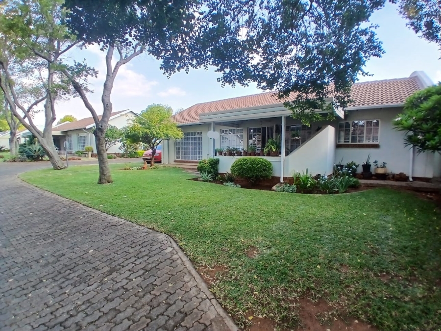 3 Bedroom Property for Sale in Die Hoewes Gauteng