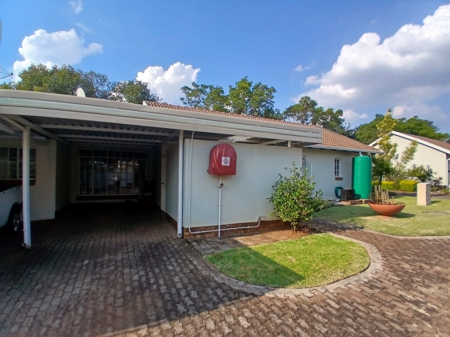 3 Bedroom Property for Sale in Die Hoewes Gauteng