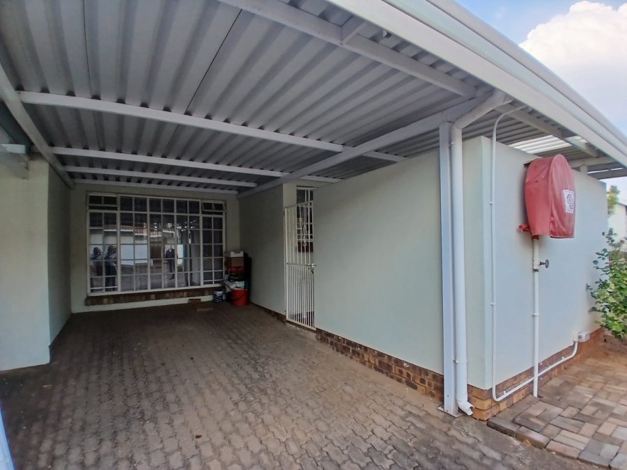 3 Bedroom Property for Sale in Die Hoewes Gauteng