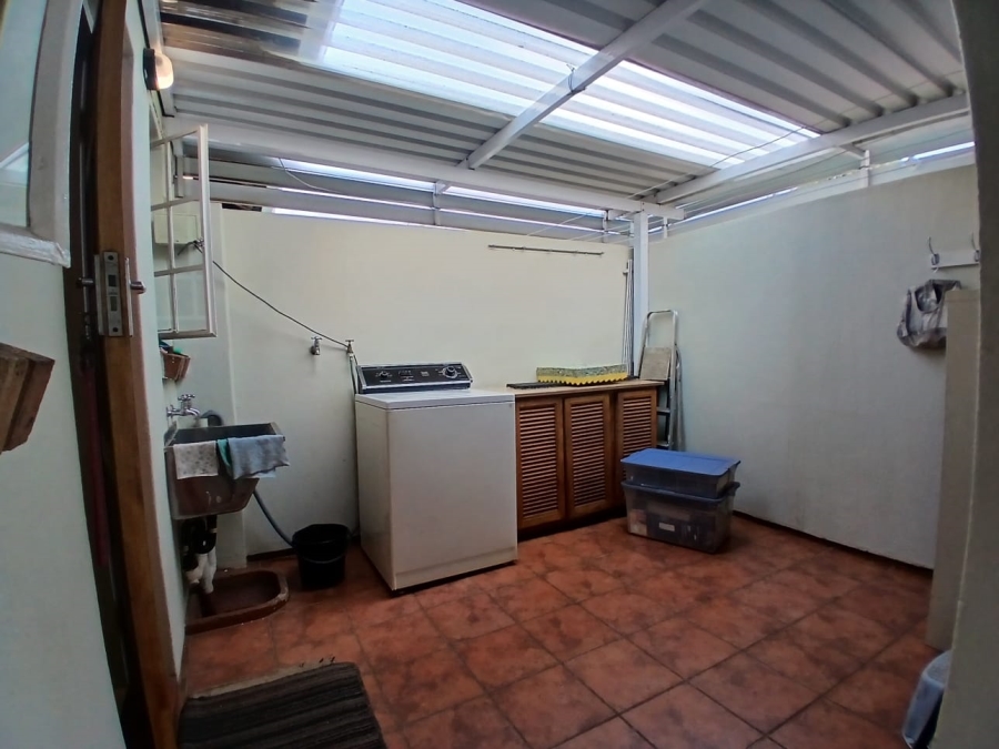 3 Bedroom Property for Sale in Die Hoewes Gauteng