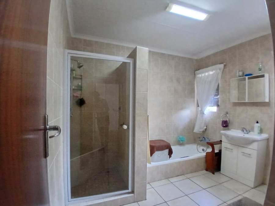 3 Bedroom Property for Sale in Die Hoewes Gauteng