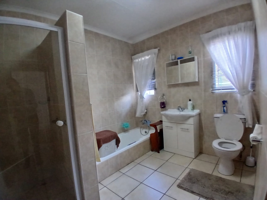 3 Bedroom Property for Sale in Die Hoewes Gauteng
