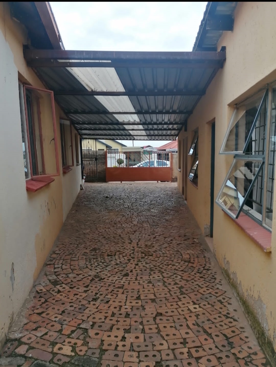 7 Bedroom Property for Sale in Protea Glen Gauteng