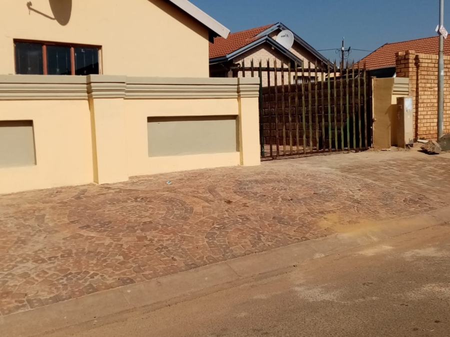 7 Bedroom Property for Sale in Protea Glen Gauteng