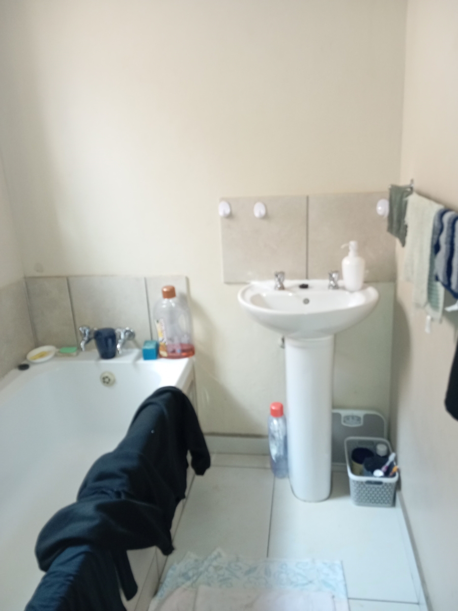 2 Bedroom Property for Sale in Clayville Gauteng