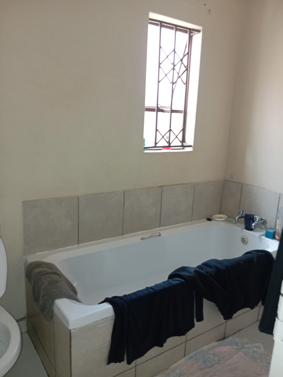 2 Bedroom Property for Sale in Clayville Gauteng