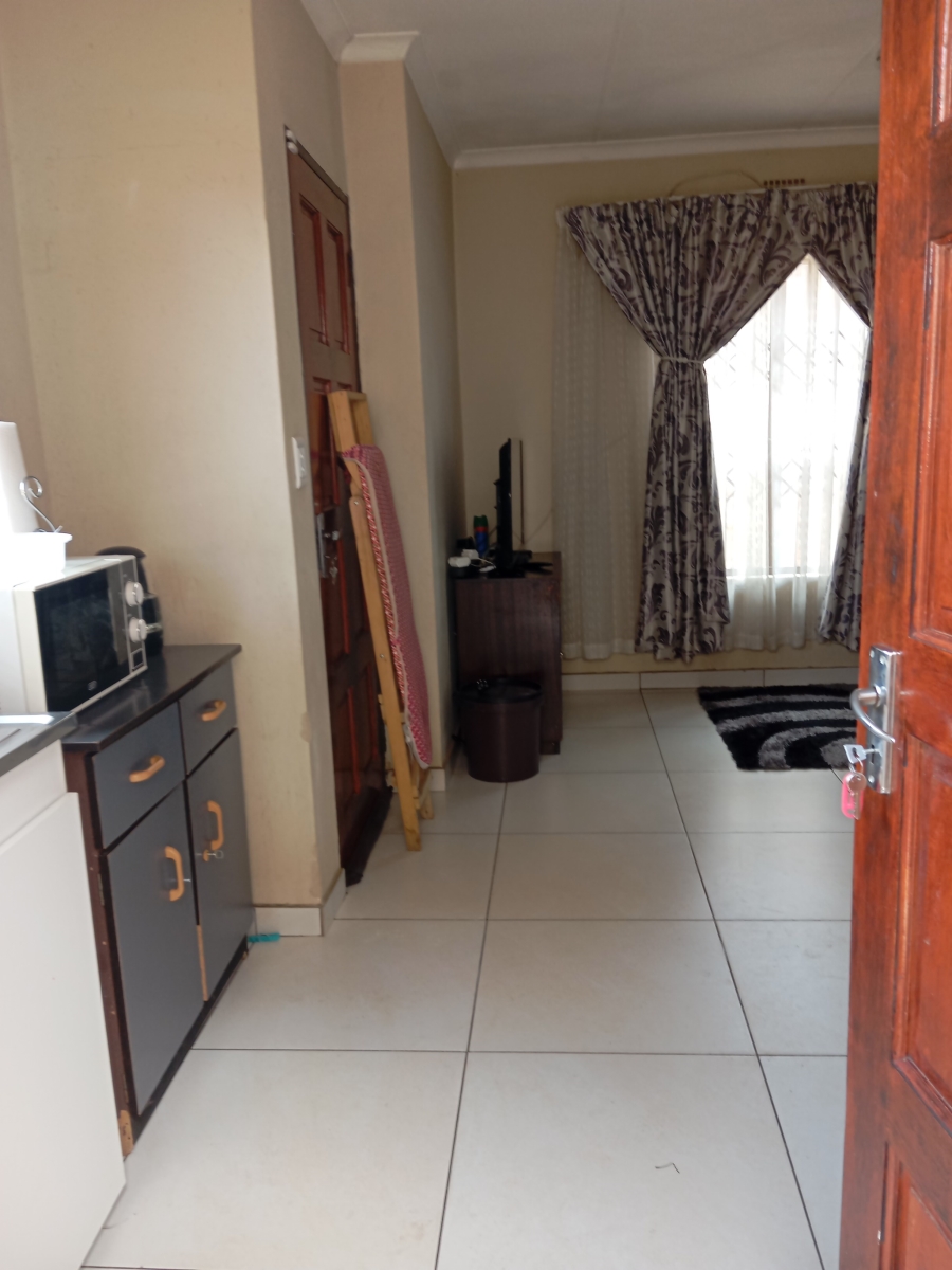 2 Bedroom Property for Sale in Clayville Gauteng