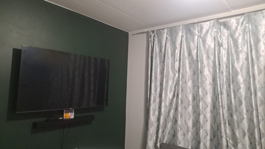 To Let 2 Bedroom Property for Rent in Fleurhof Gauteng