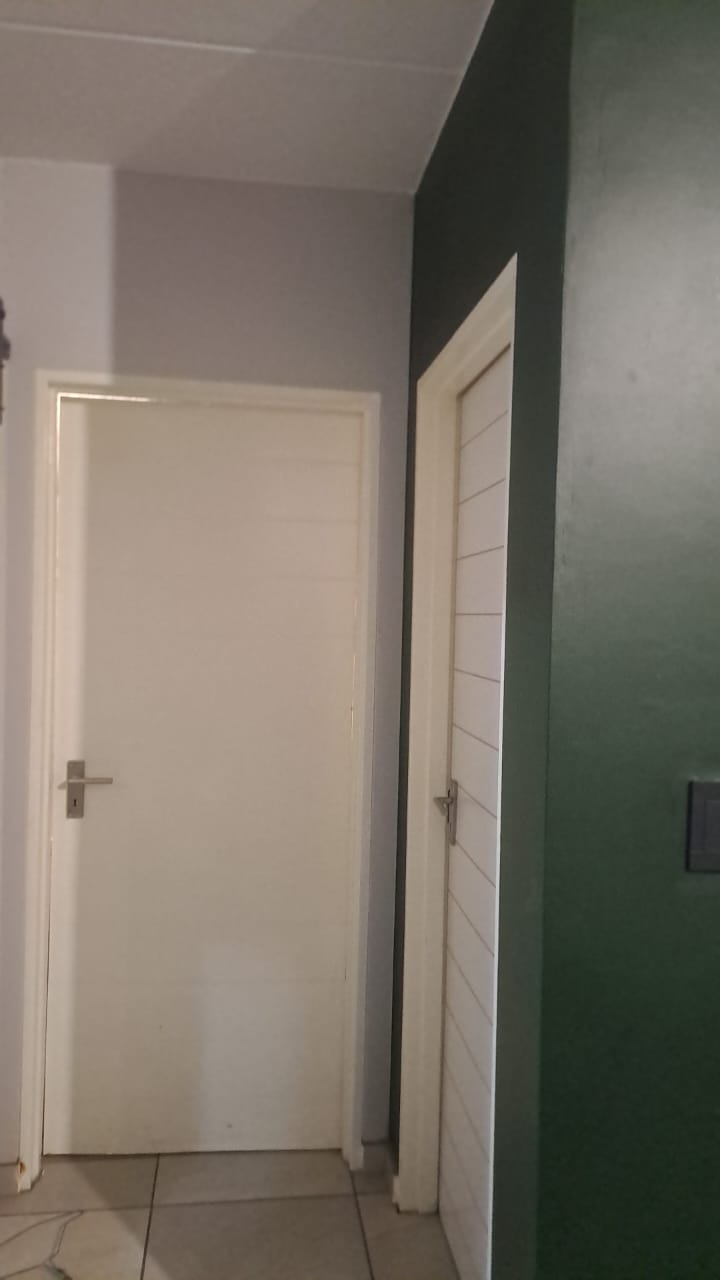 To Let 2 Bedroom Property for Rent in Fleurhof Gauteng