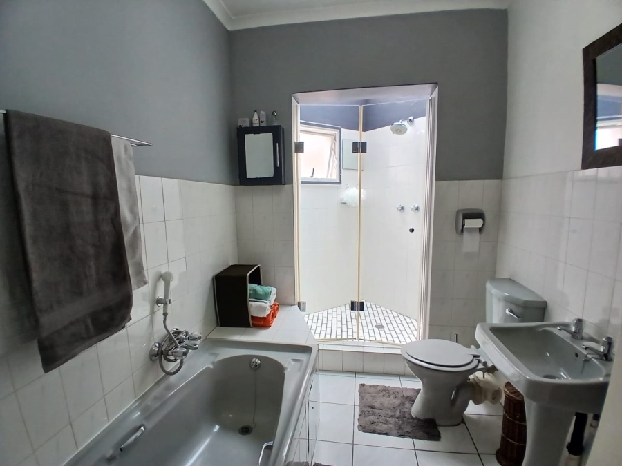 2 Bedroom Property for Sale in Zwartkop Gauteng