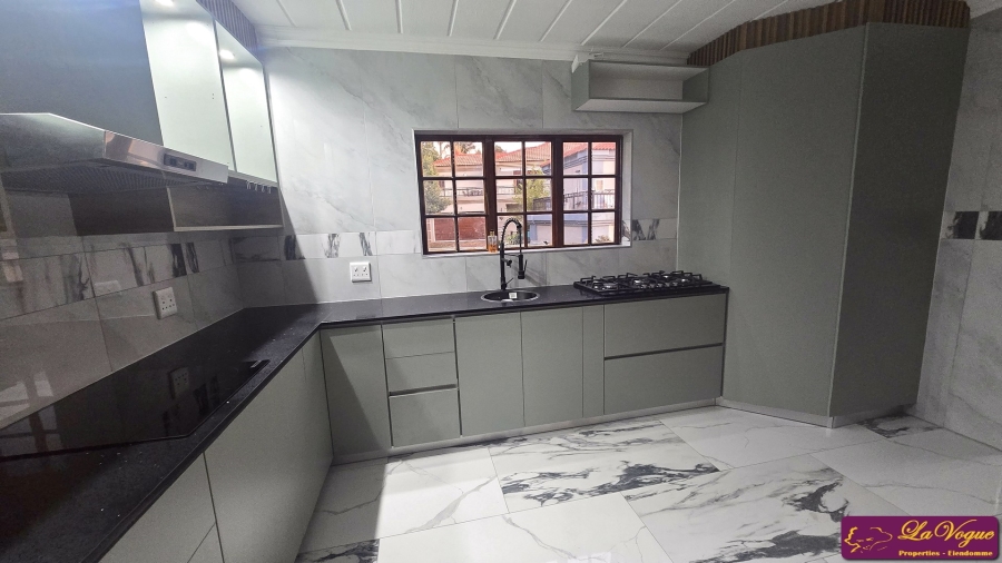 4 Bedroom Property for Sale in Faerie Glen Gauteng