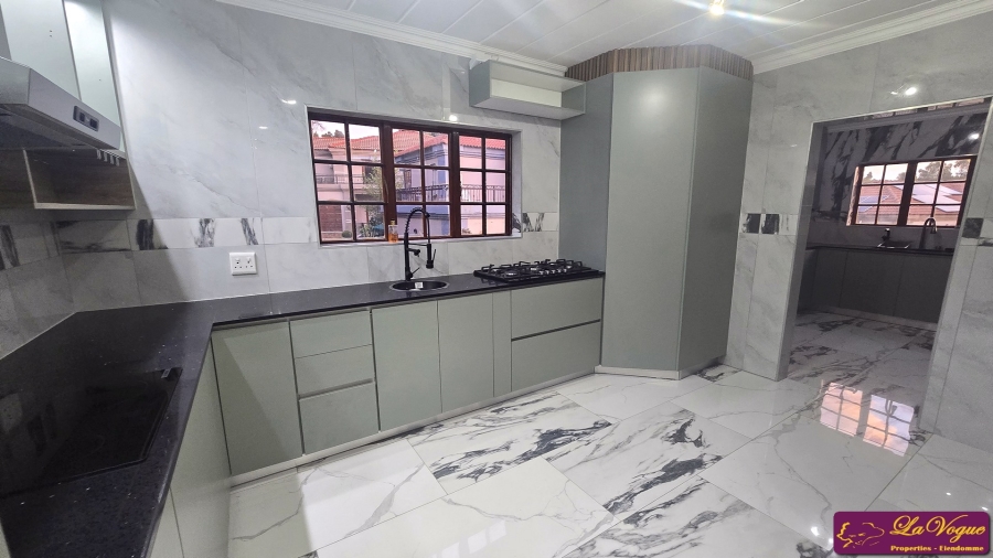 4 Bedroom Property for Sale in Faerie Glen Gauteng