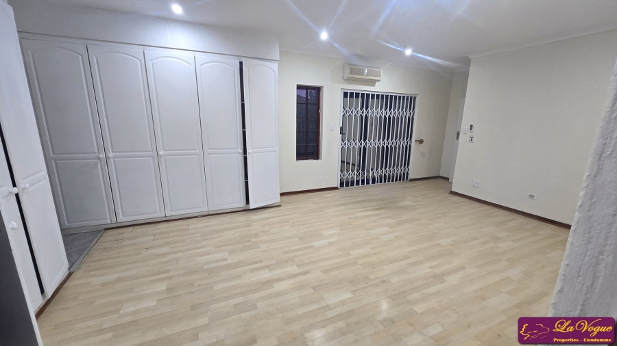 4 Bedroom Property for Sale in Faerie Glen Gauteng