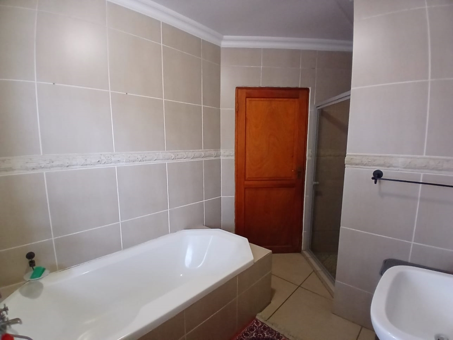 5 Bedroom Property for Sale in Die Hoewes Gauteng