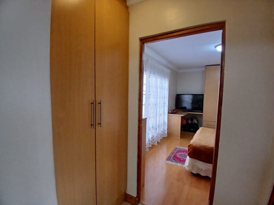 5 Bedroom Property for Sale in Die Hoewes Gauteng