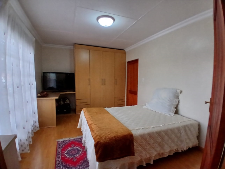 5 Bedroom Property for Sale in Die Hoewes Gauteng