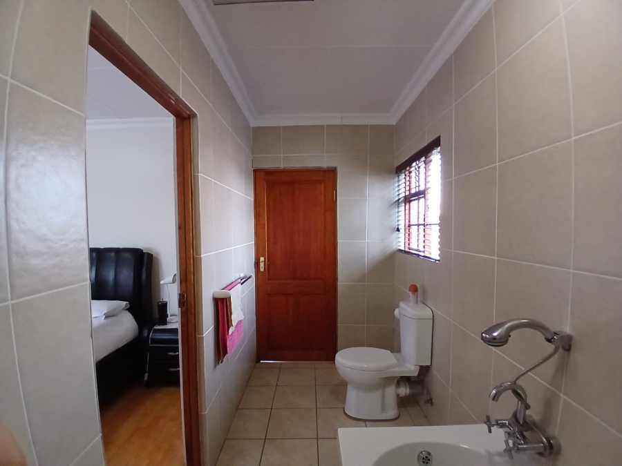5 Bedroom Property for Sale in Die Hoewes Gauteng