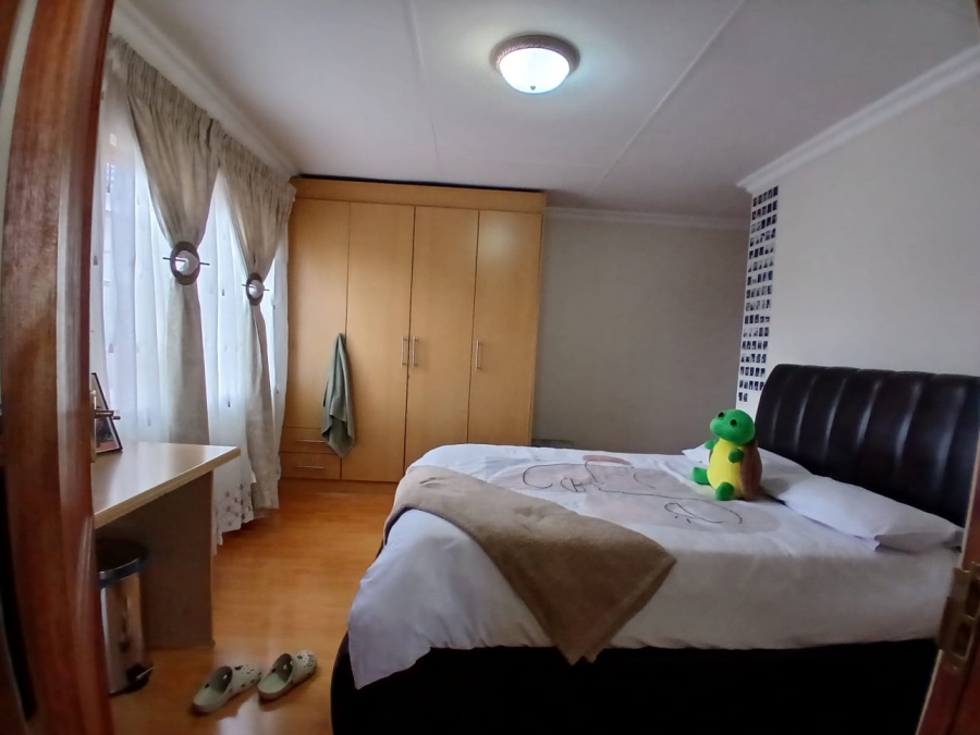 5 Bedroom Property for Sale in Die Hoewes Gauteng