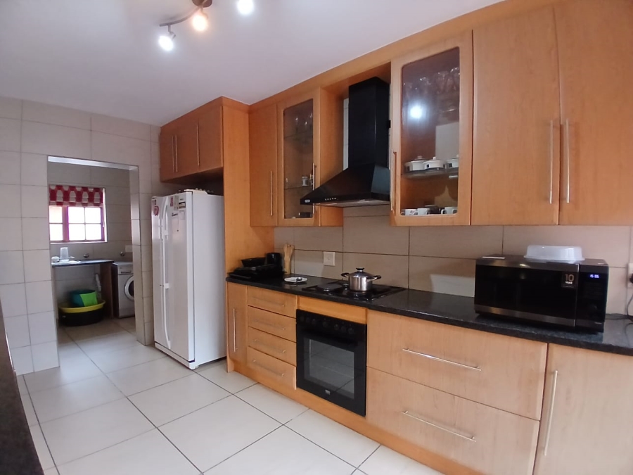 5 Bedroom Property for Sale in Die Hoewes Gauteng