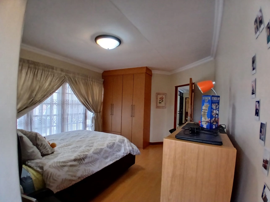 5 Bedroom Property for Sale in Die Hoewes Gauteng