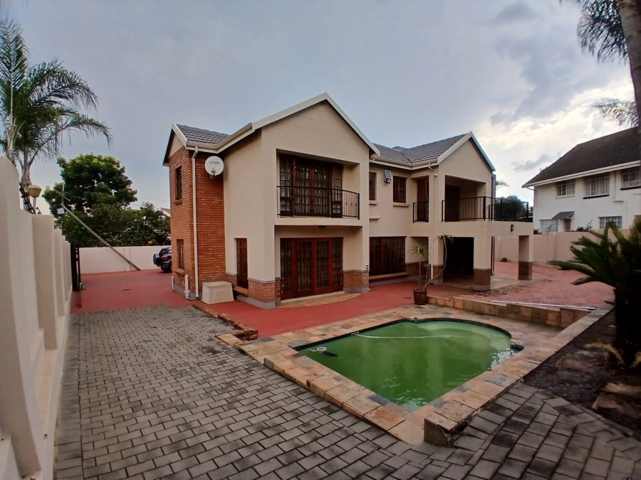 5 Bedroom Property for Sale in Die Hoewes Gauteng