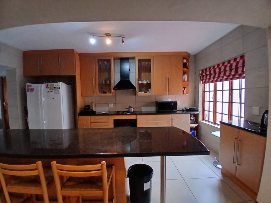 5 Bedroom Property for Sale in Die Hoewes Gauteng