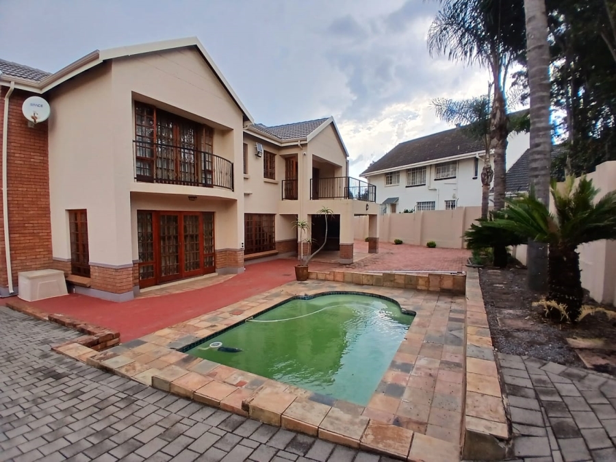 5 Bedroom Property for Sale in Die Hoewes Gauteng