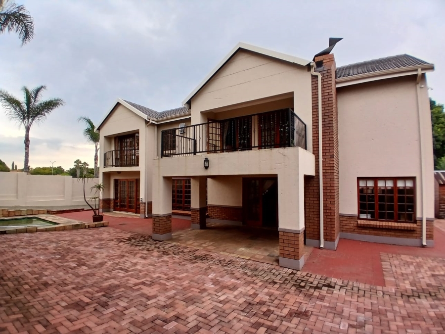 5 Bedroom Property for Sale in Die Hoewes Gauteng