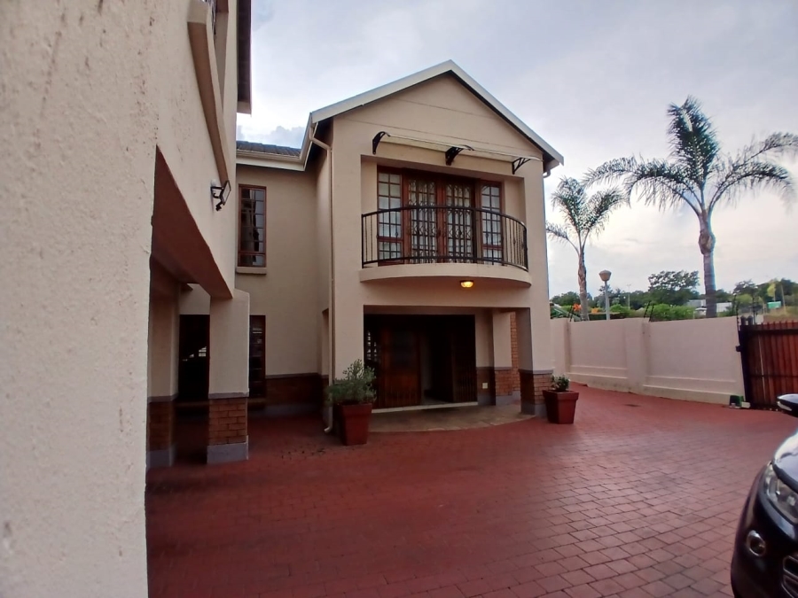 5 Bedroom Property for Sale in Die Hoewes Gauteng