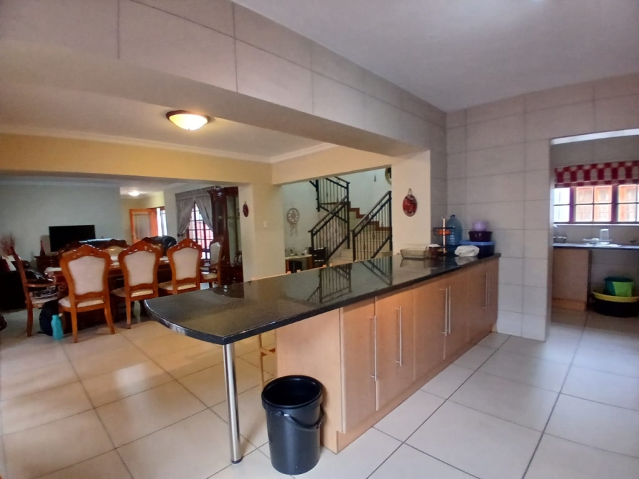 5 Bedroom Property for Sale in Die Hoewes Gauteng