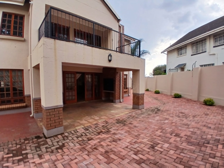 5 Bedroom Property for Sale in Die Hoewes Gauteng