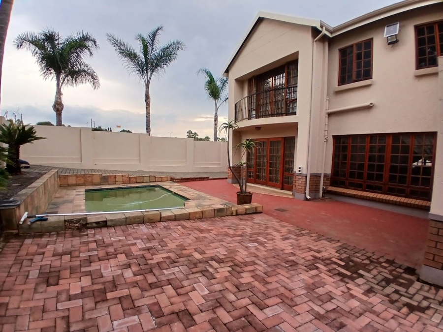 5 Bedroom Property for Sale in Die Hoewes Gauteng