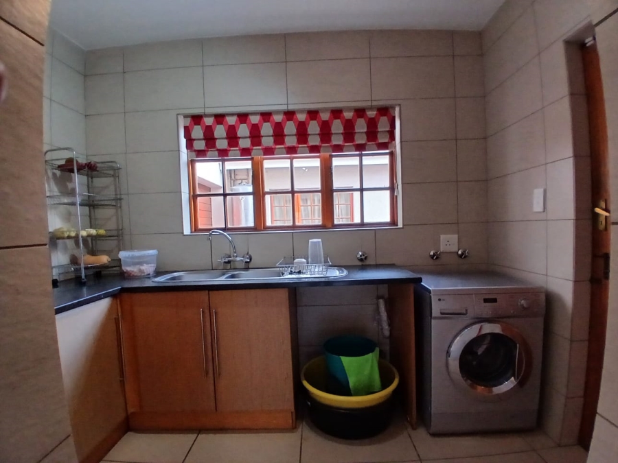 5 Bedroom Property for Sale in Die Hoewes Gauteng