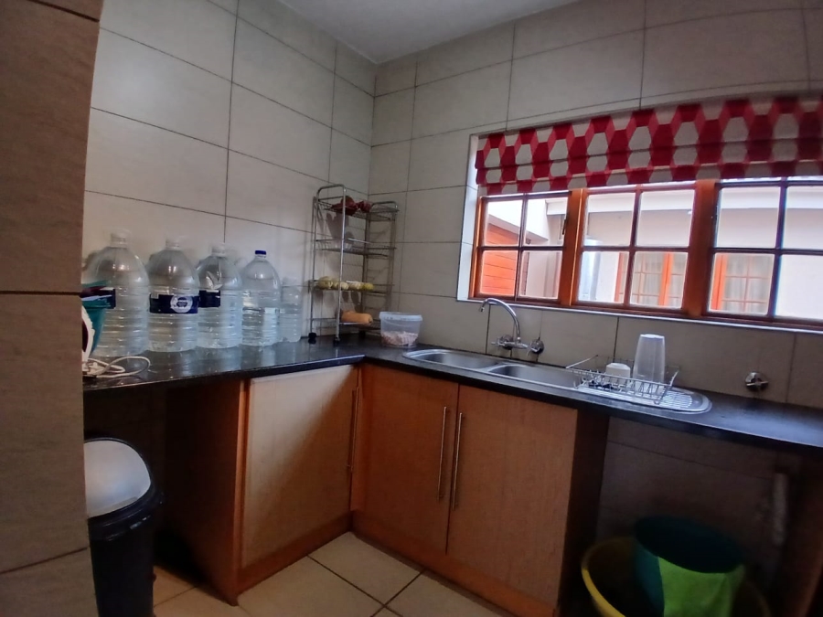 5 Bedroom Property for Sale in Die Hoewes Gauteng