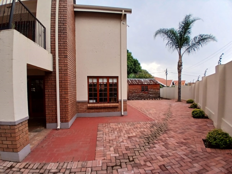 5 Bedroom Property for Sale in Die Hoewes Gauteng