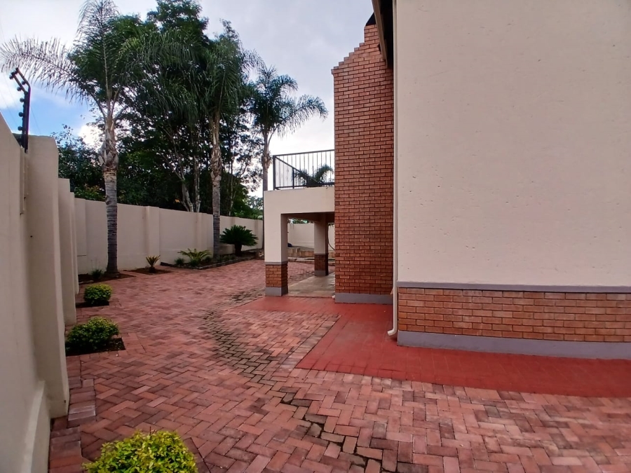 5 Bedroom Property for Sale in Die Hoewes Gauteng