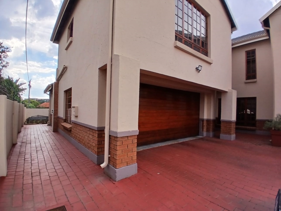 5 Bedroom Property for Sale in Die Hoewes Gauteng