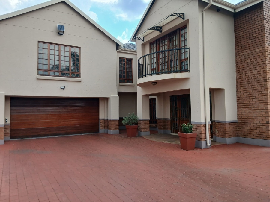 5 Bedroom Property for Sale in Die Hoewes Gauteng