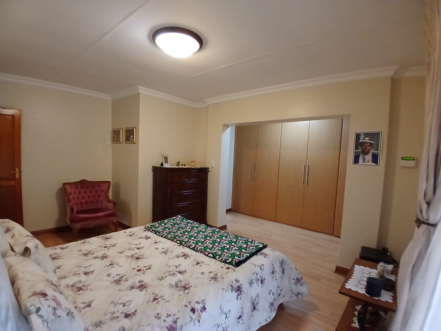 5 Bedroom Property for Sale in Die Hoewes Gauteng